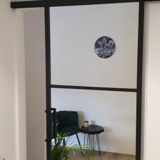 Schuifdeur in het wit of zwart voorzien van spiegel en kickplate