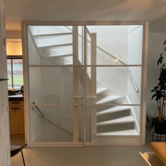 Staallook schuifdeuren voor een trap dubbel wit