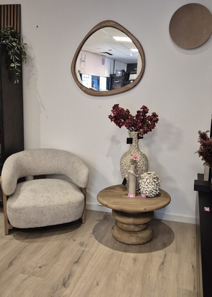 Keven tafel en mirre fauteuil sfeer